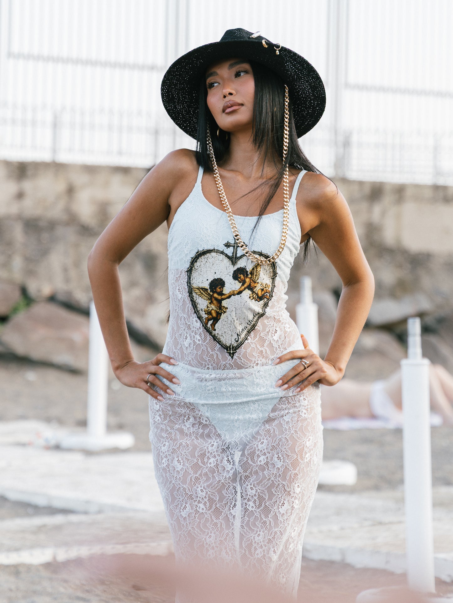 Costume in pizzo con gonna