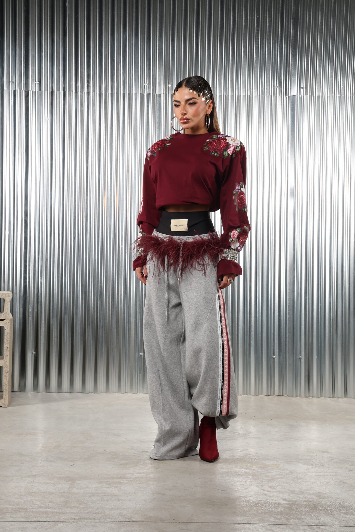 Pantalone tuta Nima studio con piume