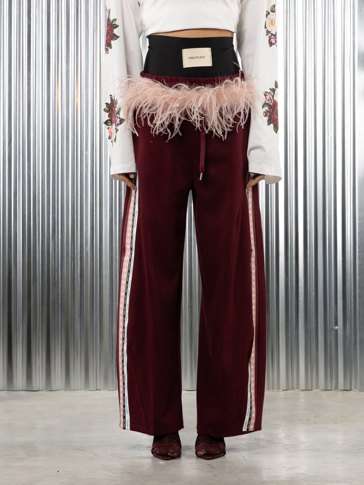 Pantalone tuta Nima studio con piume