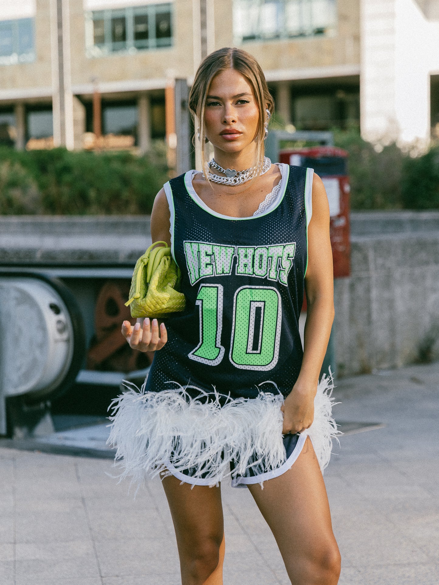 Abito basket con piume