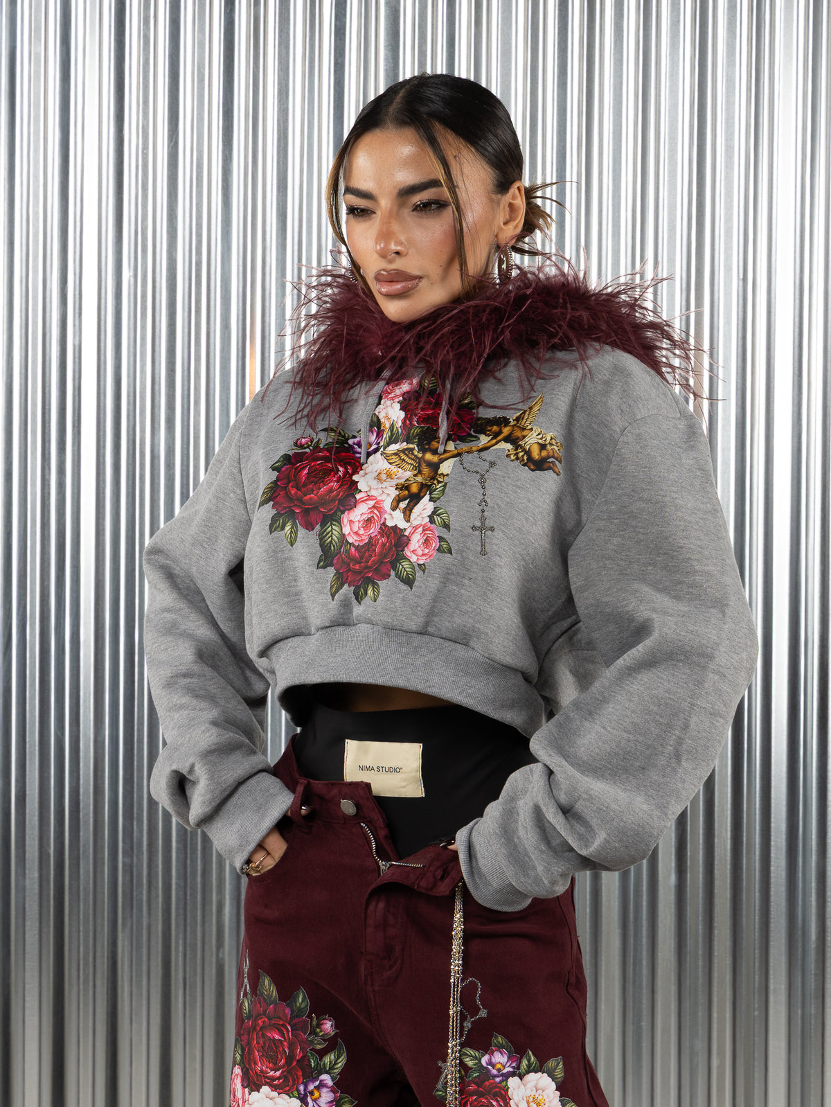 Felpa crop con piume