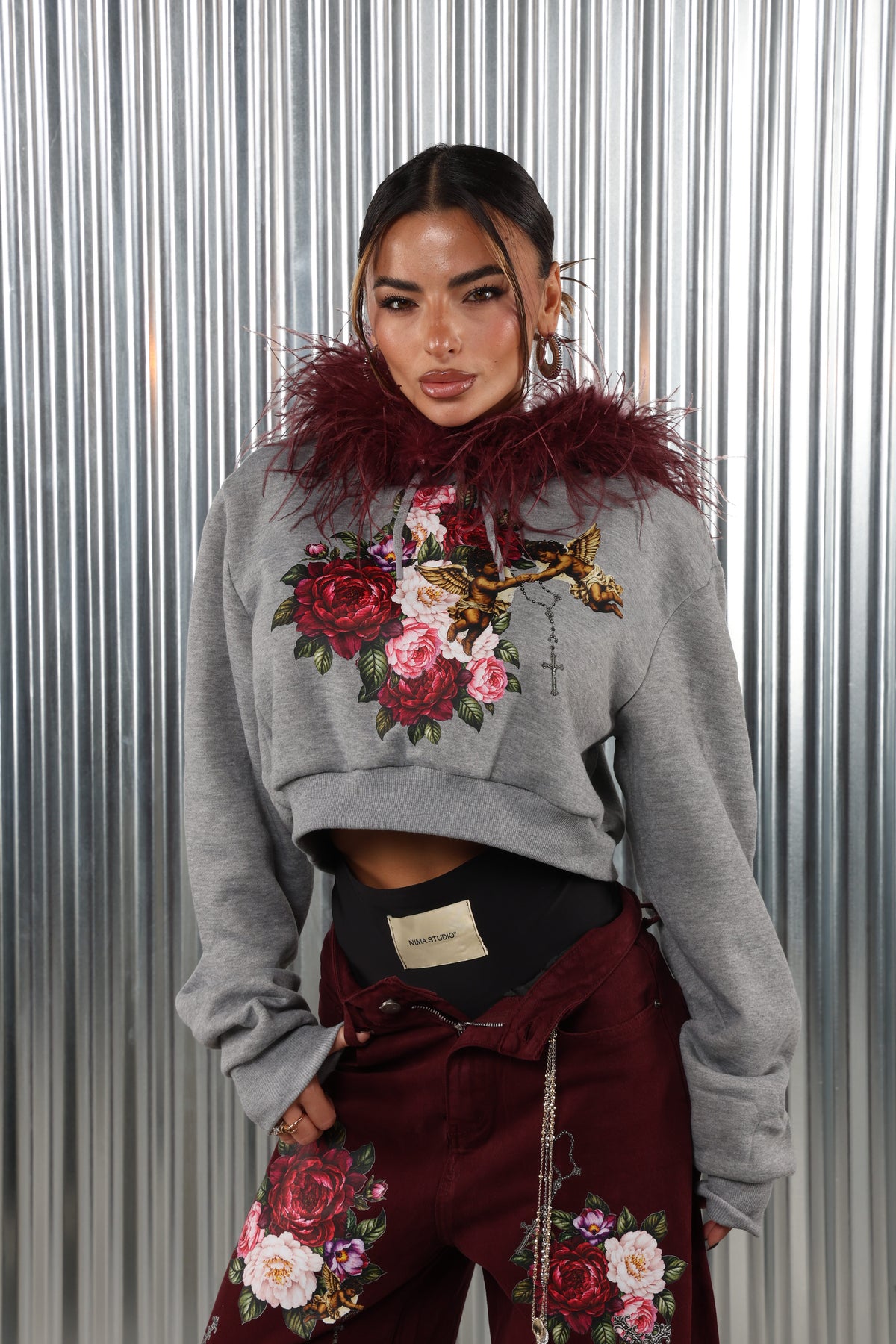 Felpa crop con piume