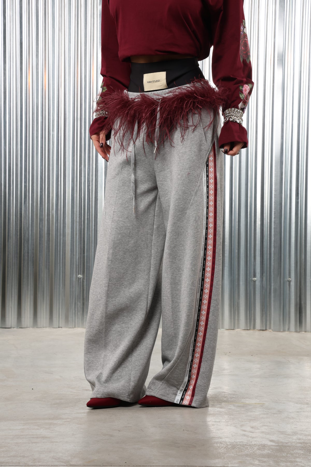 Pantalone tuta Nima studio con piume