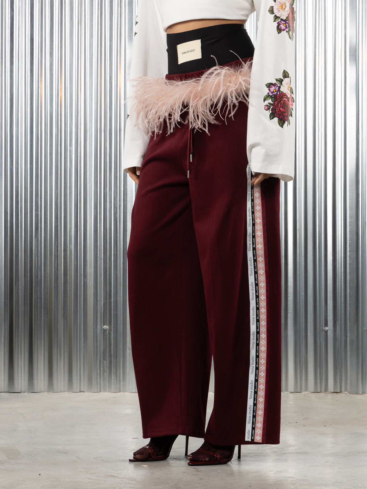 Pantalone tuta Nima studio con piume