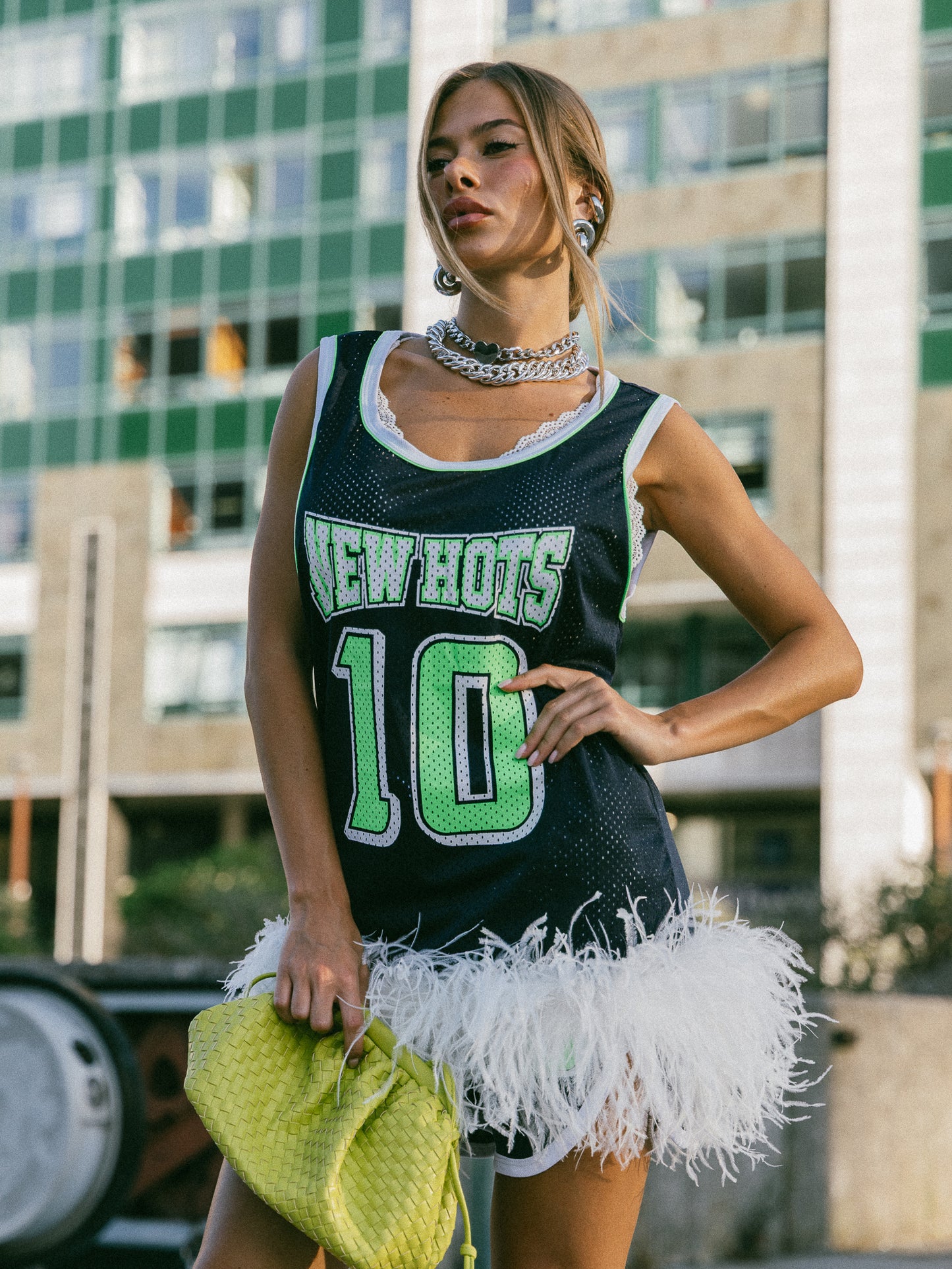 Abito basket con piume