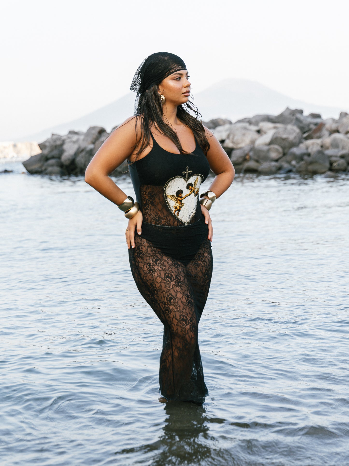 Costume in pizzo con gonna